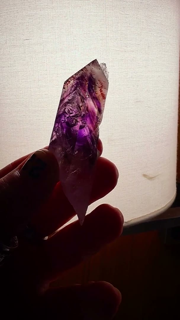 This crystal trapped a drop of water… millions of years ago
