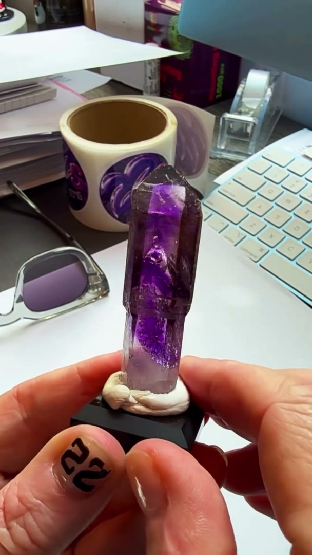 Desk session… and this one steals the show instantly